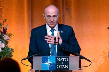 Fost adjunct NATO: „România s-a comportat admirabil. Nu trebuie să se teamă de retragerea trupelor americane”