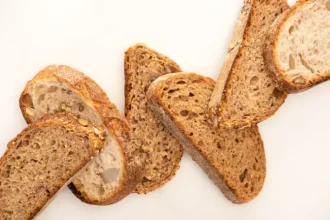 Care este tipul de pâine pe care ar trebui să îl eviți, conform nutriționiștilor. Ce să alegi în schimb pentru o alimentație mai sănătoasă