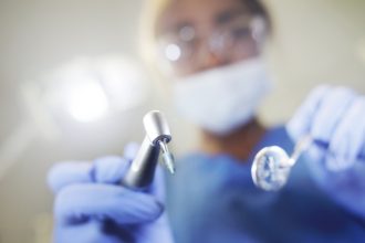 Anchetă la Cluj, după ce o clinică stomatologică din Turcia ar fi anunțat consultații într-un hotel din oraș. Ce spune firma acuzată