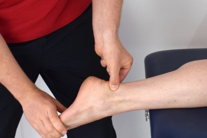 O entorsă la gleznă tratată greșit poate provoca dureri de spate, gât și șolduri. Medicii explică de ce și ce este de făcut