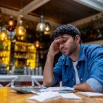 Scumpirile taie pofta de ieșit în oraș. Vânzările în restaurante au scăzut chiar și cu 50%: „Clienții împart o porție la două farfurii”