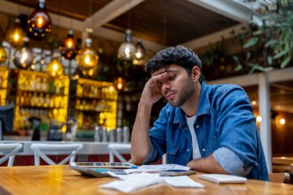 Scumpirile taie pofta de ieșit în oraș. Vânzările în restaurante au scăzut chiar și cu 50%: „Clienții împart o porție la două farfurii”