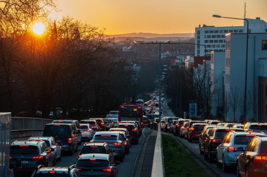 Tot mai multe orașe interzic virajele la stânga. Motivul nu este doar siguranța