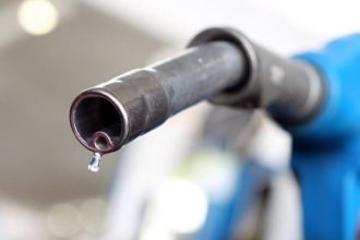 Parlamentul discută măsuri pentru reducerea prețului carburanților. Acciza ar putea fi redusă cu până la 25%