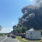 Trafic dat peste cap spre Constanța! O cisternă încărcată cu benzină a luat foc pe DN2A