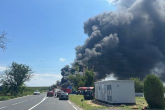 Trafic dat peste cap spre Constanța! O cisternă încărcată cu benzină a luat foc pe DN2A