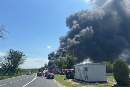 Trafic dat peste cap spre Constanța! O cisternă încărcată cu benzină a luat foc pe DN2A