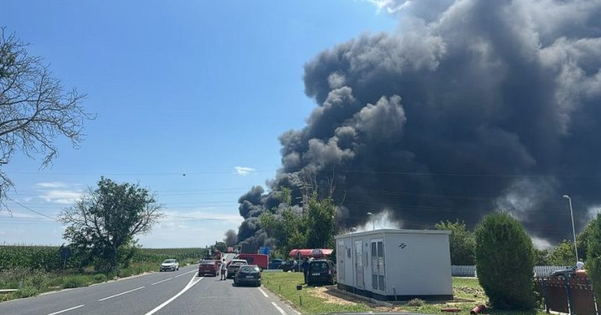 Trafic dat peste cap spre Constanța! O cisternă încărcată cu benzină a luat foc pe DN2A