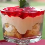 Tort Twinkie cu căpșuni, fără coacere. Desertul ideal pentru a rezolva pofta de dulce