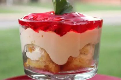 Tort Twinkie cu căpșuni, fără coacere. Desertul ideal pentru a rezolva pofta de dulce