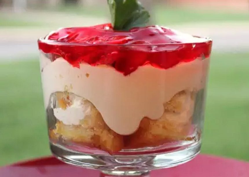 Tort Twinkie cu căpșuni, fără coacere. Desertul ideal pentru a rezolva pofta de dulce