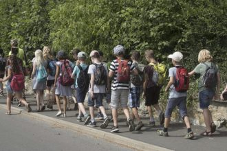 Decret controversat în Franța: Elevii pot fi obligați să schimbe școala din cauza comportamentului părinților