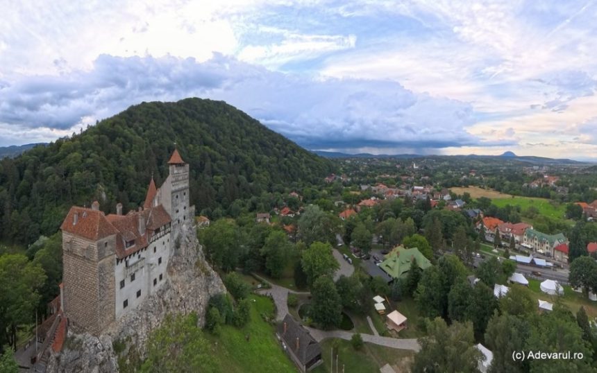 Castelul Bran: O vizită care îți va schimba convingerile - vei crede în vampiri? Castelul Bran și legenda lui Dracula. „Dacă cineva care nu crede în vampiri vine în România, când iese din castel va crede în vampiri?”