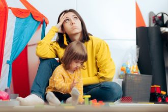 Ce ascunde fenomenul „tradwife”. Influencerițele care promovează viața de casnică își construiesc afaceri online