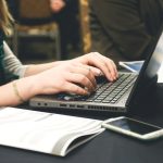 Lucrezi opt ore sau doar stai opt ore la serviciu? Ce spun angajații români și ce prevede, de fapt, Codul Muncii