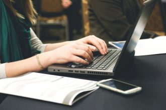 Lucrezi opt ore sau doar stai opt ore la serviciu? Ce spun angajații români și ce prevede, de fapt, Codul Muncii