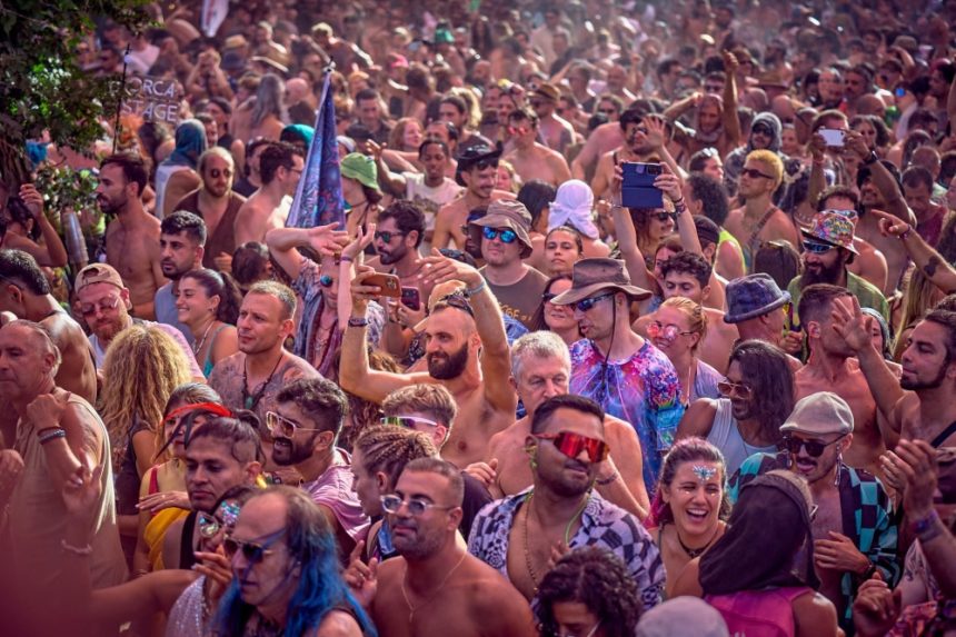 Tragedie la renumitul festival psihedelic: două decese forțează întreruperea evenimentului Un renumit festival de muzică psihedelică și-a suspendat programul după ce doi oameni au murit