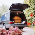 Luăm sau nu copiii la înmormântare? Psiholog: „Nu ceremonia îi poate traumatiza, ci felul în care sunt lăsați singuri cu durerea”