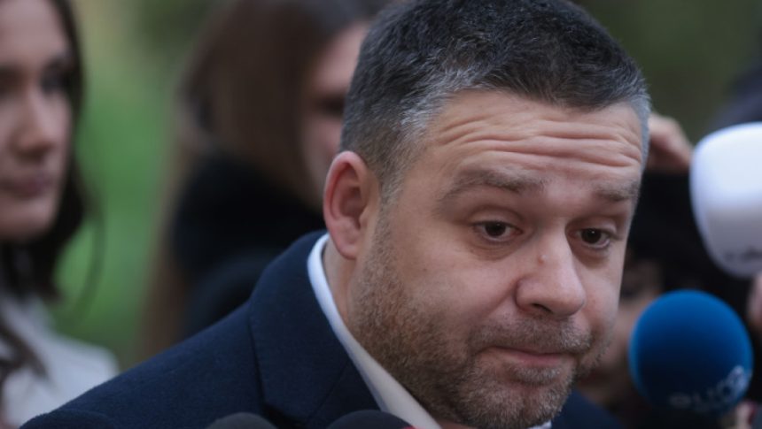 Grindeanu dezminte categoric negocierile pentru un Guvern tehnocrat și îndeamnă românii să nu creadă afirmațiile lui Ciucu Grindeanu neagă că au existat noi negocieri pentru un Guvern tehnocrat: „Tot ce vine dinspre Ciucu, vă recomand să nu credeţi”