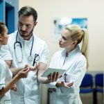 Cât câștigă medicii rezidenți români din Occident. Tânăr din SUA: „La fel ca în România, la finalul lunii, nu prea mai rămân bani”