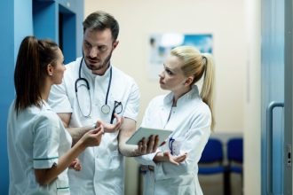 Cât câștigă medicii rezidenți români din Occident. Tânăr din SUA: „La fel ca în România, la finalul lunii, nu prea mai rămân bani”