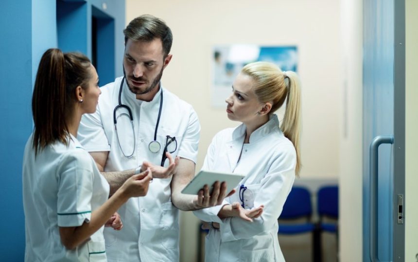 Adevăr dur: rezidenții români din Occident, inclusiv din SUA, tot rămân fără bani la sfârșitul lunii Cât câștigă medicii rezidenți români din Occident. Tânăr din SUA: „La fel ca în România, la finalul lunii, nu prea mai rămân bani”