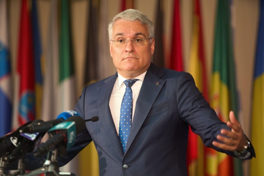 Criză politică pe decarbonizare: Pîslaru cere retrimiterea legii la Parlament, risc pentru fondurile PNRR Pîslaru, după votul pe legea decarbonizării: „Sperăm ca Nicușor Dan să o retrimită în Parlament.” Câți bani din PNRR sunt în pericol