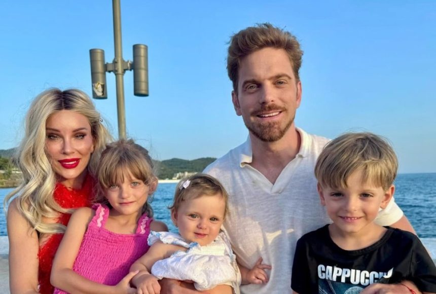 Vacanța Alinei Laufer în Grecia: haos, copii și bagaje cât o casă la plajă Cum și-a petrecut Alina Laufer vacanța în Grecia alături de copii: „Nu am avut timp de nimic, ne cărăm la plajă cu toată casa”