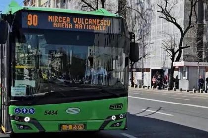 Amenzi pentru călătorii gălăgioși din STB. Cei care vorbesc pe difuzor sau ascultă muzică fără căști ar putea fi sancționați
