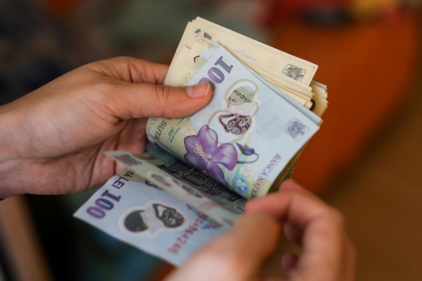 Captură în flagrant în România: trei ucraineni anchetați pentru înșelăciune și fals prin metoda BNR Trei ucraineni sunt anchetaţi în România pentru înşelăciune și fals prin „metoda BNR”. Anchetatorii români i-au prins în flagrant