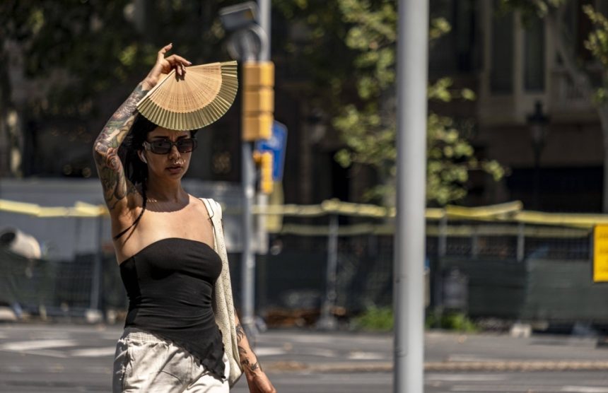 Caniculă în plină ascensiune: val de aer african ia cu asalt țara - marți se atinge vârful. Ce temperaturi ne așteaptă în următoarele zile Un nou val de aer african va cuprinde țara. Meteorolog ANM: „Marți atingem apogeul”. Cum va fi vremea în următoarele zile