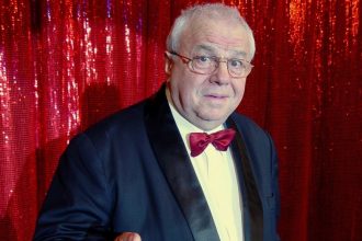 Vila lui Alexandru Arșinel de la 2 Mai, păstrată de familie. Ce se vinde chiar la intrarea în curte