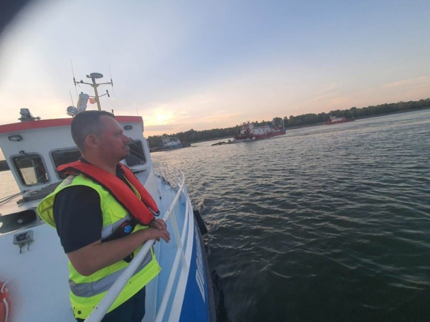 Pericol la Cernavodă: Dunărea crește, dar riscul persistă - barjele de la Bala amenințate de curenți imprevizibili Pericolul nu a trecut la Cernavodă, deși nivelul Dunării a crescut. Avertisment privind barjele de la Bala: „Curenții sunt foarte imprevizibili”