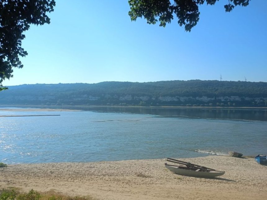 Alertă hidrologică: Dunărea va rămâne la 1.400 m³/s până pe 17 august - când ar putea începe o creștere semnificativă? Apele Române anunță că debitul Dunării va rămâne la 1.400 de metri cubi pe secundă până pe 17 august. Când ar putea crește semnificativ