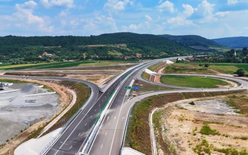 Noul tronson al Autostrăzii Transilvaniei deschis: Miruță promite conexiuni rapide până la Sibiu și Deva S-a deschis un nou tronson din Autostrada Transilvaniei. Miruță: „Se va putea ajunge până la Sibiu sau până la Deva”