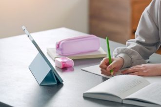 Fără Bac, dar cu o meserie sigură: ce școli postliceale pot urma tinerii și cât pot ajunge să câștige