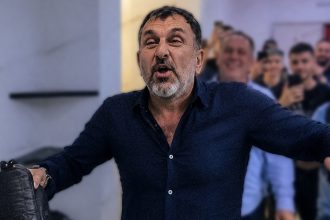 Nebunie în vestiar! Patronul a intrat cu o gentă de bani și a trântit-o în fața jucătorilor. Ce a urmat