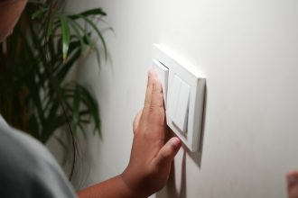 Românii pot face bani din reducerea voluntară a consumului de energie. Cum funcționează noul sistem aprobat de ANRE