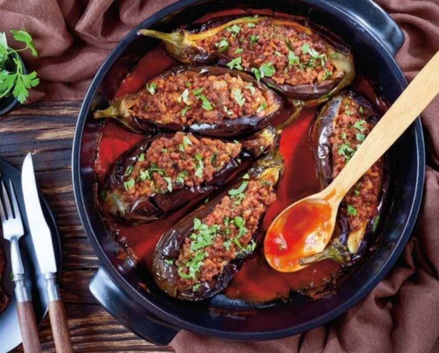 Vinete umplute cu carne: rețeta care te va face să le gătești în fiecare săptămână Vinete umplute cu carne