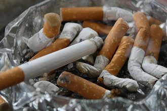 Țigările și vape-urile ar putea costa mai mult: noile taxe negociate de UE și impactul pentru România