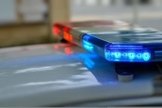Bărbatul din Timiș care şi-a înjunghiat soţia şi apoi a fost atacat cu cuţitul de fiica de 13 ani a fost arestat preventiv