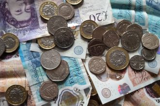 Banii cash, măsura de siguranță a Europei. Ce sumă ar trebui să ai mereu la îndemână