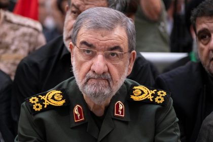Iranul ameninţă că va considera „inamică” orice ţară ce participă la „războiul economic” al SUA. „Replica noastră va fi ca un cutremur”