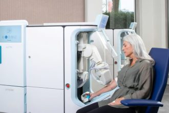 Cum funcționează robotul care recoltează sânge fără intervenția directă a unui medic. Dispozitivul a fost aprobat de FDA
