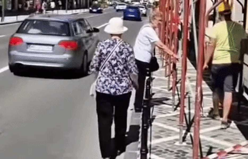 Ce faci dacă te trezeşti brusc cu un pieton în faţa maşinii. Analiza poliţistului-vlogger Tavi Perţea: „Aşa se evită!”