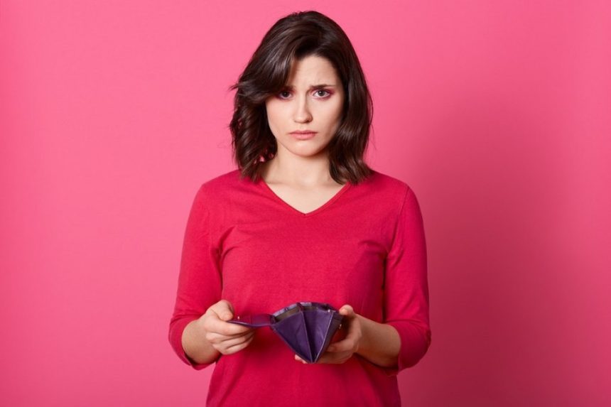 7 greșeli financiare care îți fură banii fără să-ți dai seama Unde se duc banii tăi? 7 greșeli financiare pe care le faci fără să-ți dai seama