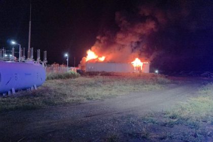 Incendiu la o hală cu baterii pentru stocarea energiei, în Buzău. Pompieri din mai multe județe, mobilizați