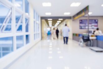 Trei arestări după un scandal la Maternitatea Braşov. Totul ar fi pornit de la o pacientă care i-a cerut colegei de salon să se spele