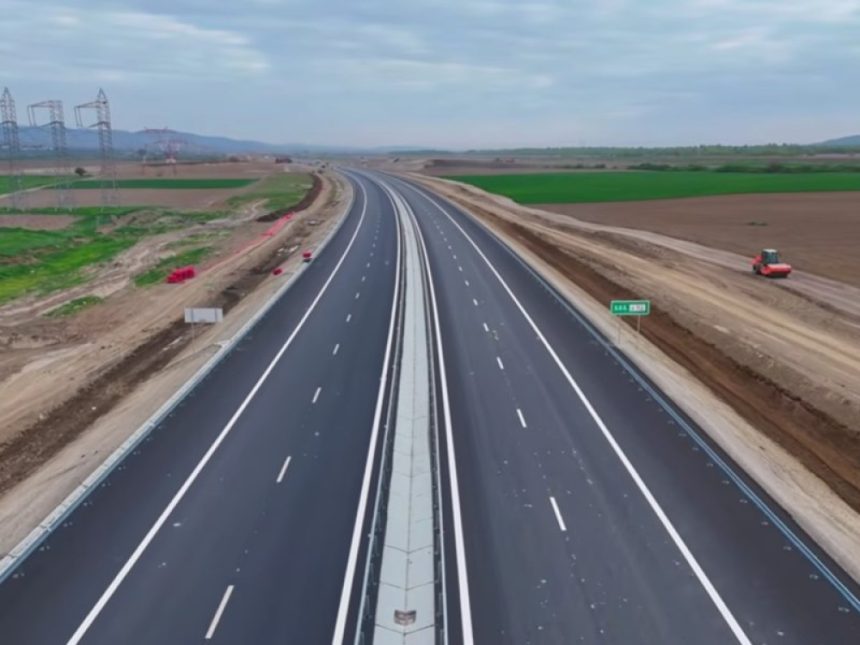 2,5 miliarde de euro pentru România: prima tranșă SAFE poate debloca construcția autostrăzilor A7 și A8 România a primit prima tranșă de 2,5 miliarde de euro prin programul SAFE. Banii vor finanța și autostrăzile A7 și A8