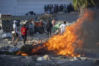 Criza din Ceuta. Protestatarii spanioli au atacat o tabără de migranți cu pietre, au incendiat corturi și s-au ciocnit cu poliția